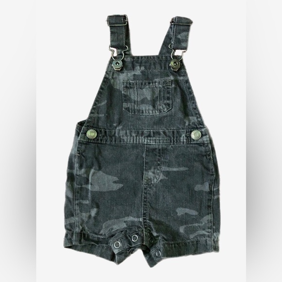 2/15• Denim camo overalls• Baby clothing•3-6 M - Picture 1 of 7